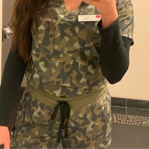 FIGS camo scrub SET med